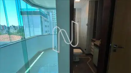 Suíte com armário e varanda