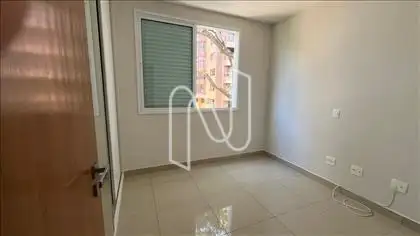 Primeiro quarto com armários. 