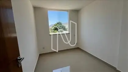 Quarto da suíte sem armários.