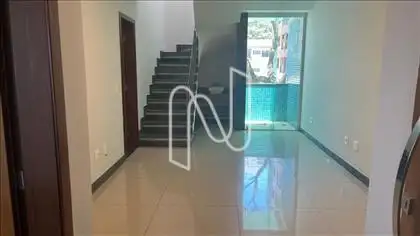 Sala com varanda e acesso à cobertura.