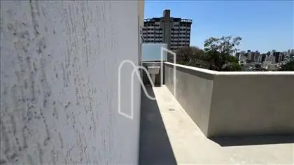 Corredor descoberto com tanque