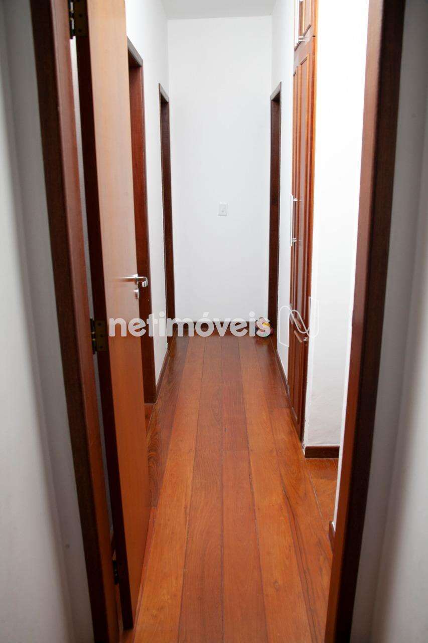 Corredor de circulação com armário/rouparia 