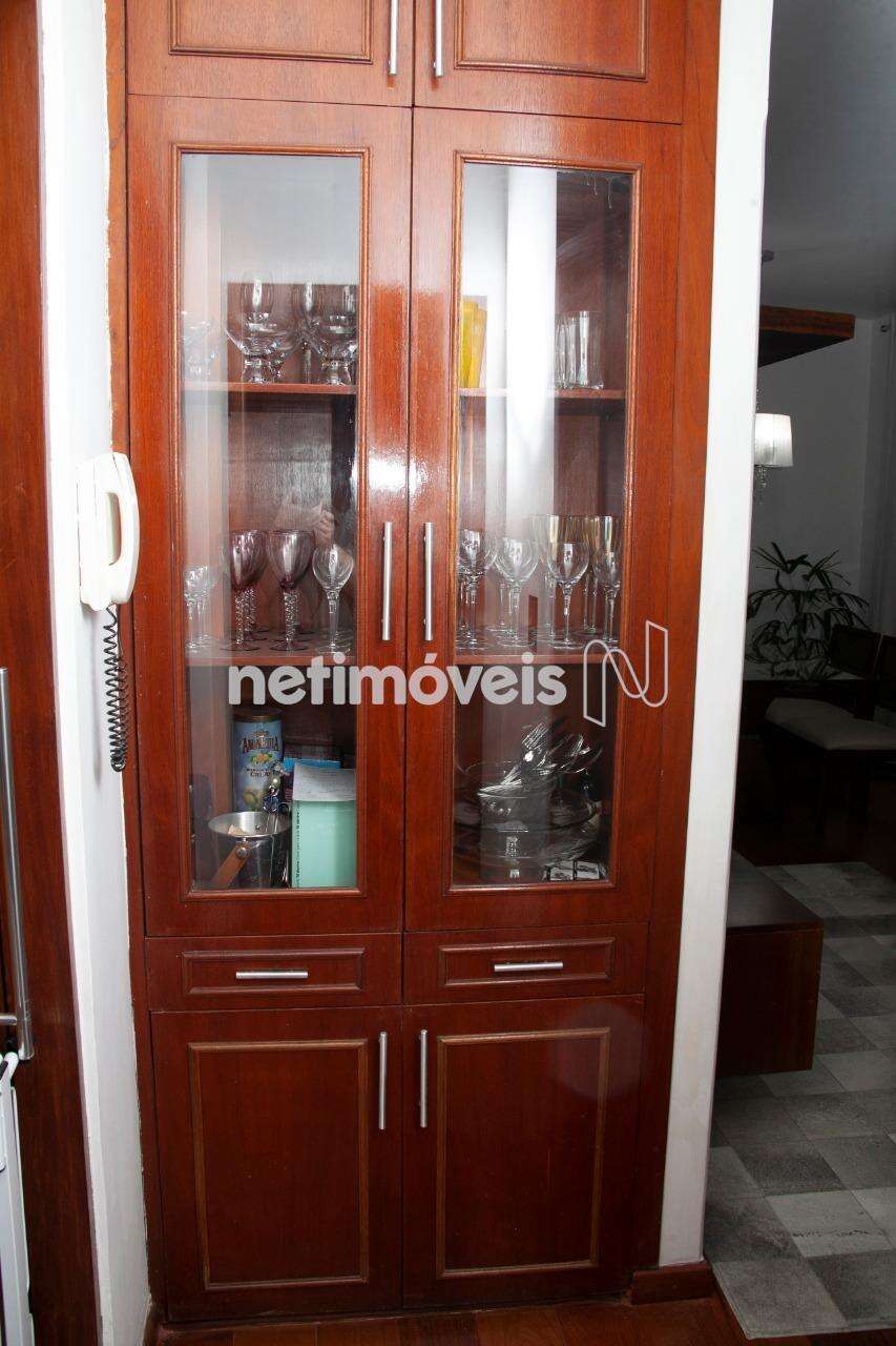 Cristaleira no corredor