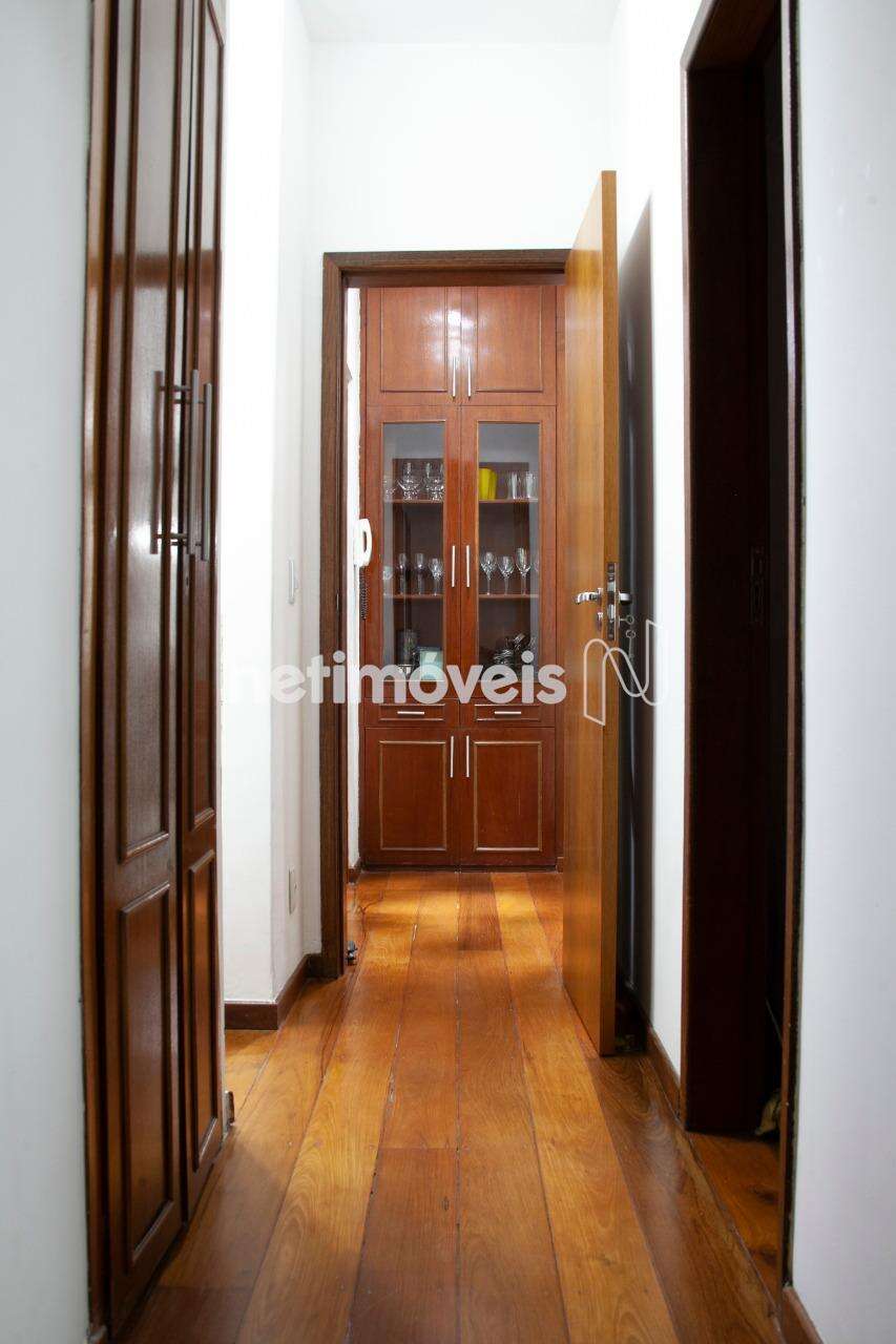 Corredor de circulação com cristaleira