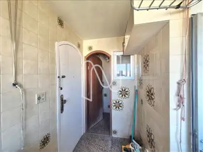 Área de serviço com banheiro ao fundo