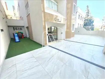 Terraço livre na entrada do prédio