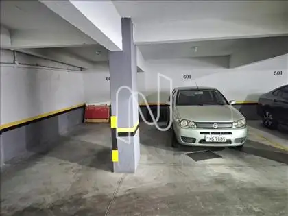 Duas vagas livres, cobertas e demarcadas