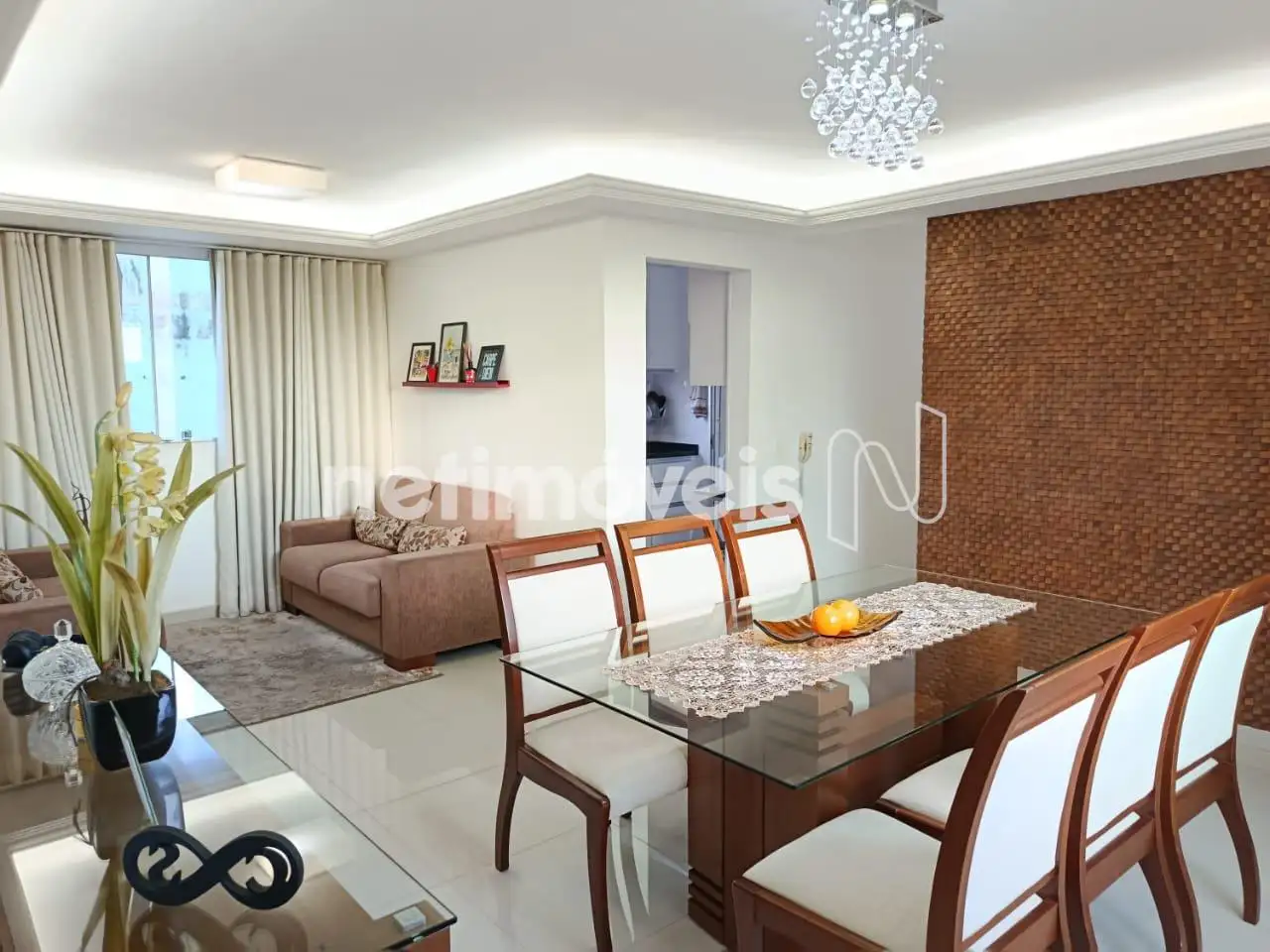 Sala de jantar e estar ao fundo
