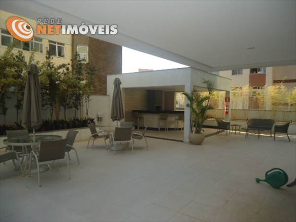 Vista externa com espaço gourmet ao fundo.