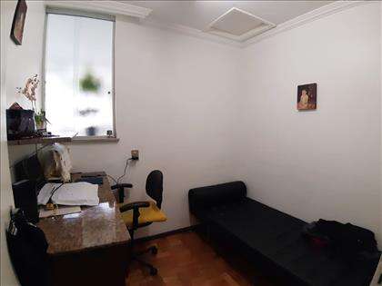 Quarto DCE transformado em escritório