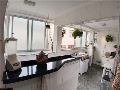 Cozinha com vista da área de serviço