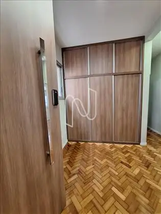 Porta com fechadura digital e rouparia 