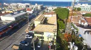 A pousada vista do alto, à 50 metros da praia