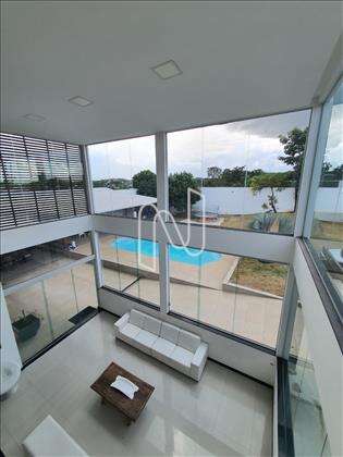 Sala com vista para a piscina