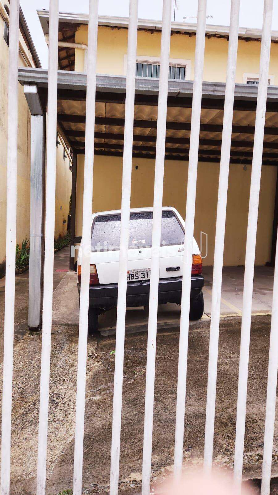 Garagem coberta, livre e demarcada