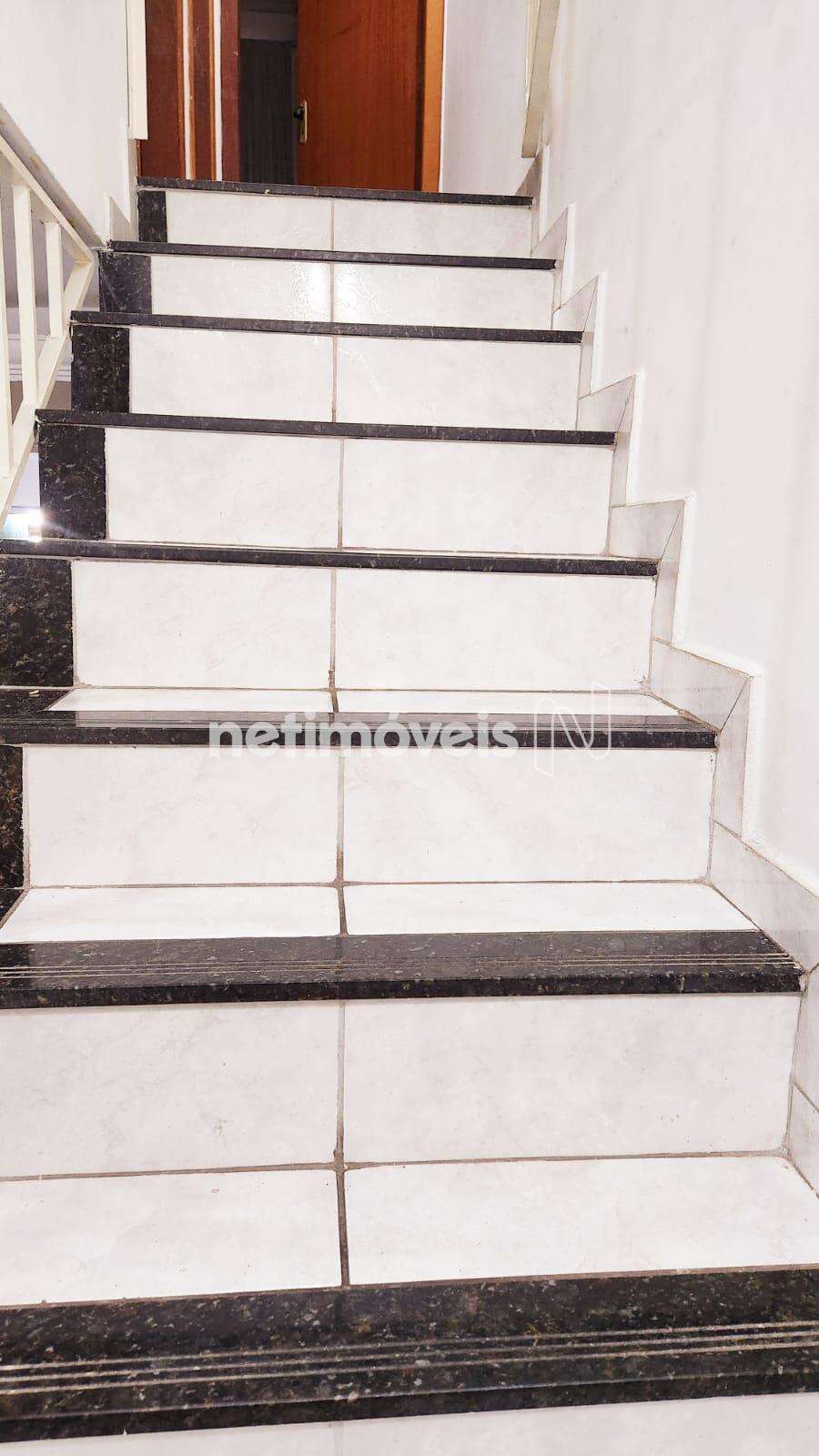 Escadas para acesso 2º piso