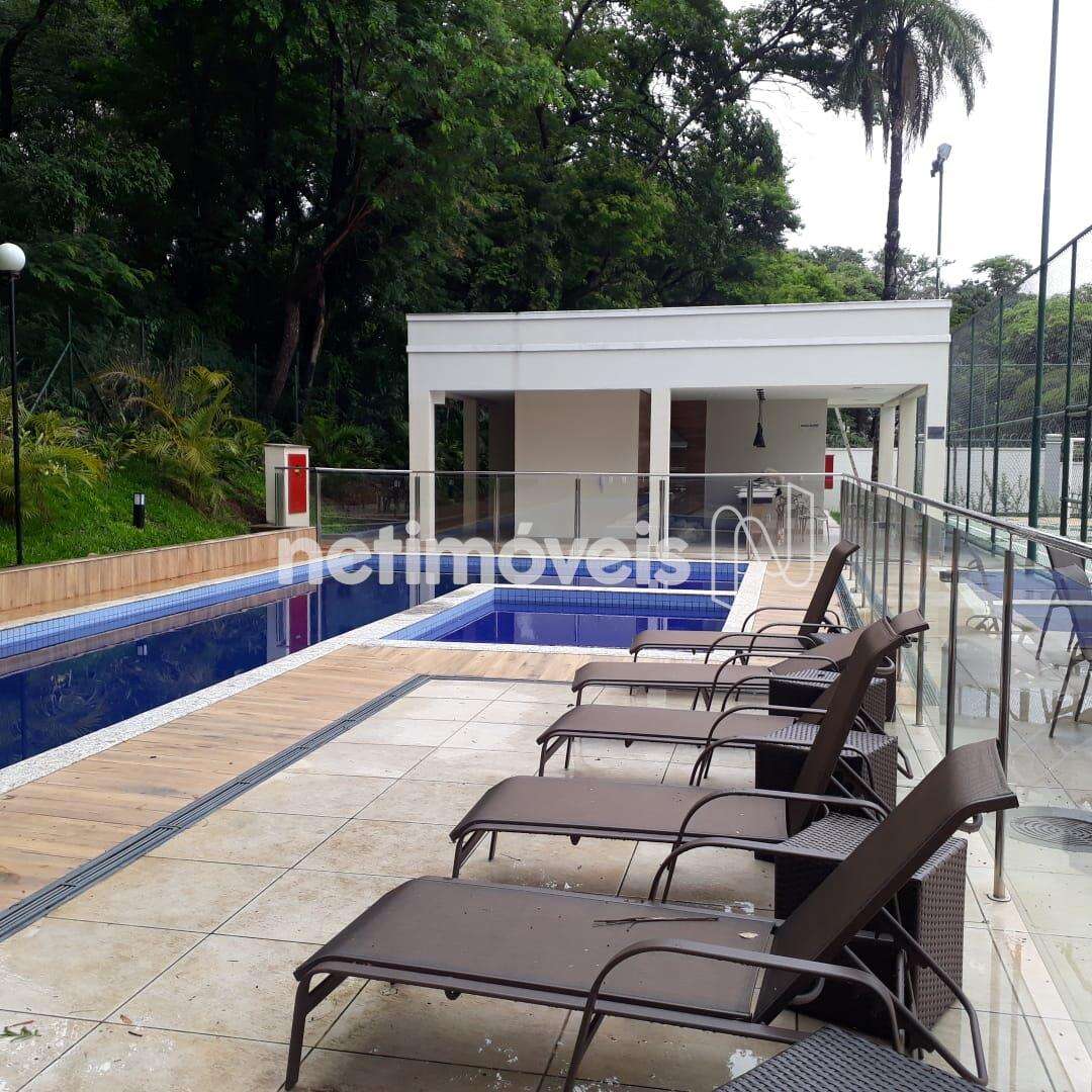 piscinas e salão de festas ao fundo.