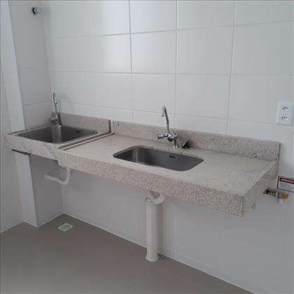 Cozinha com bancada em granito