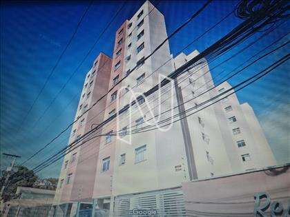 Duas torres construídas na rua paralela