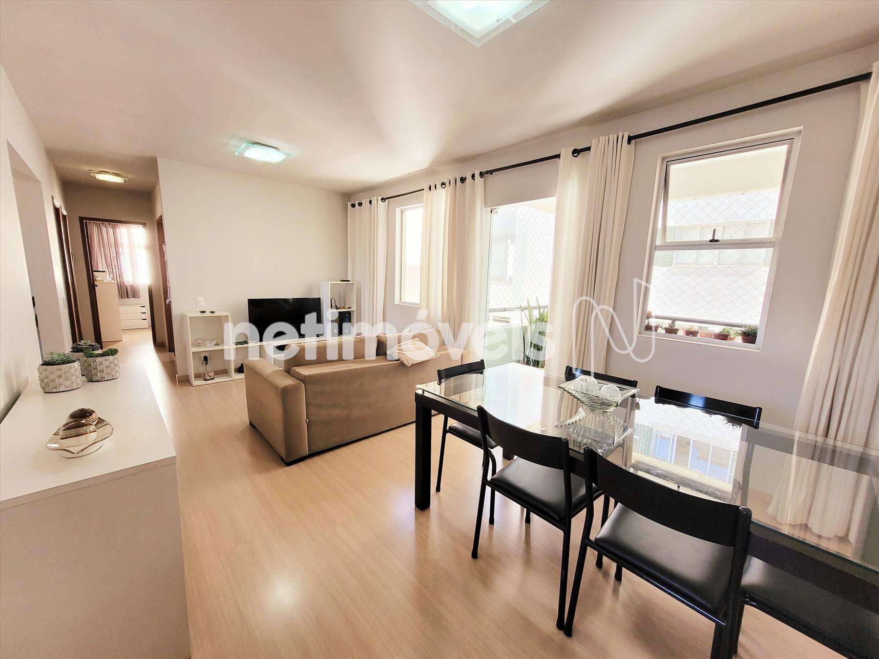 Sala com acesso para a varanda
