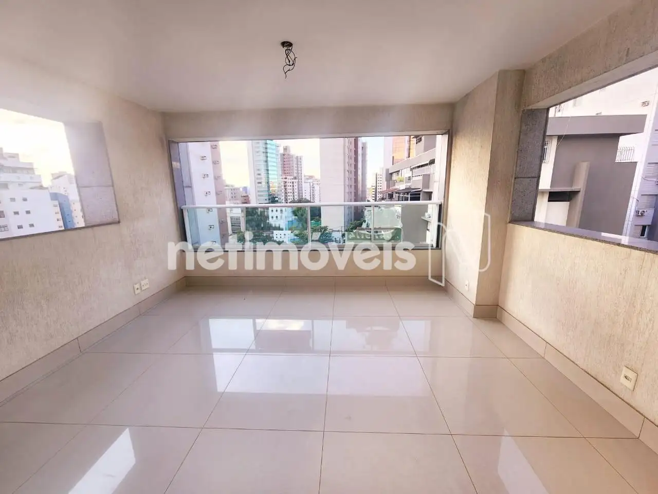 Varanda anexa à sala de estar e jantar