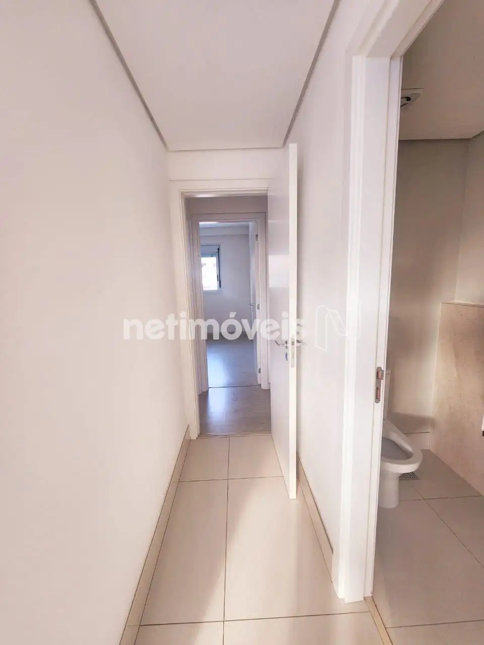 Corredor e lavabo à direita