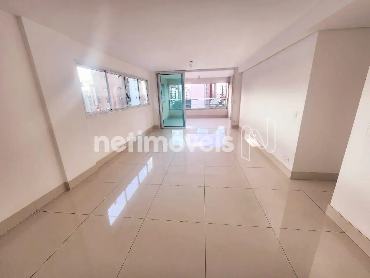 Sala estar e jantar com varanda ao fundo