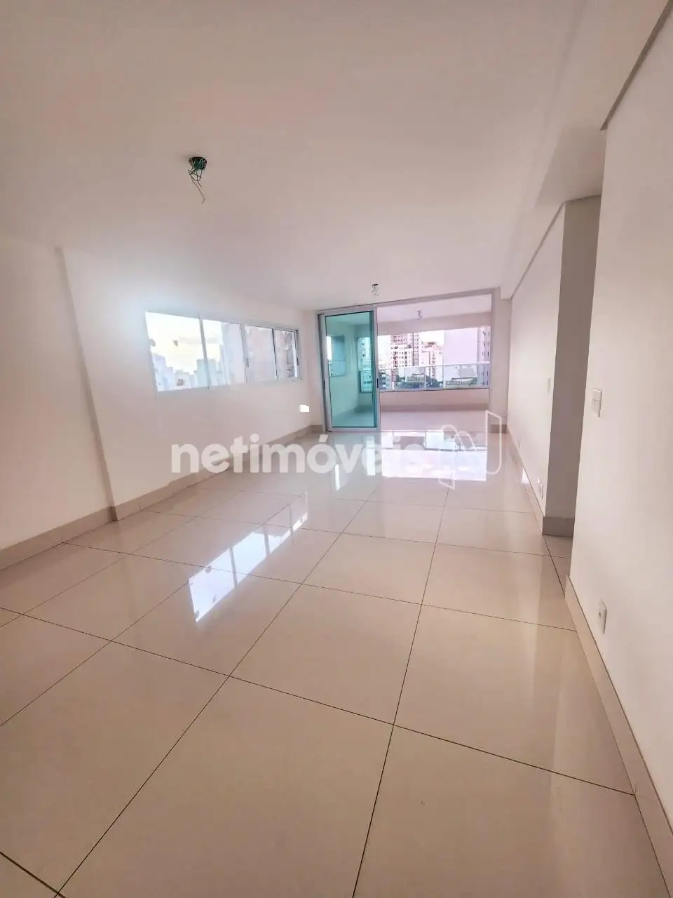 Sala de estar e jantar com varanda ao fundo