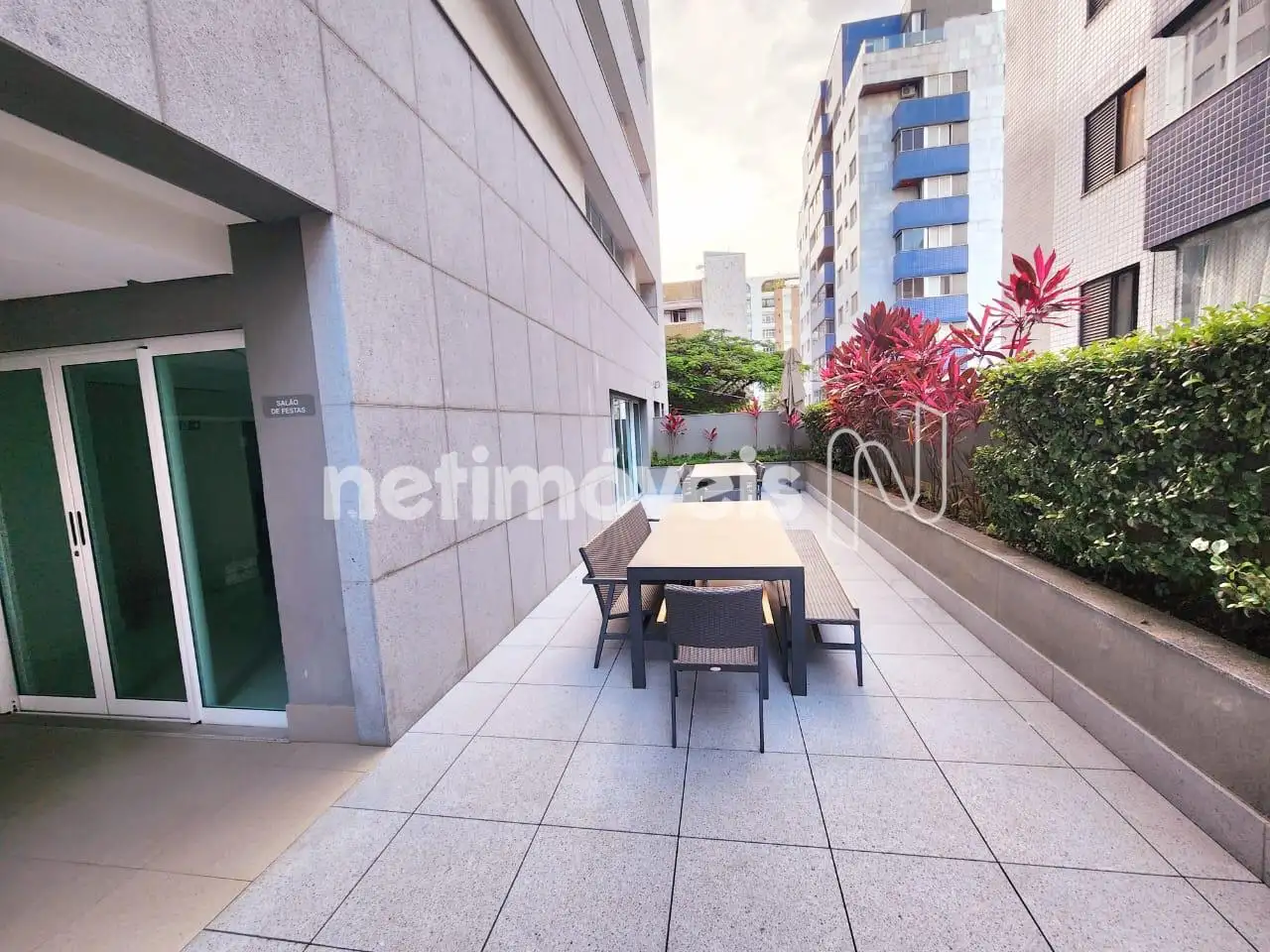 Terraço ao lado do salão de festas