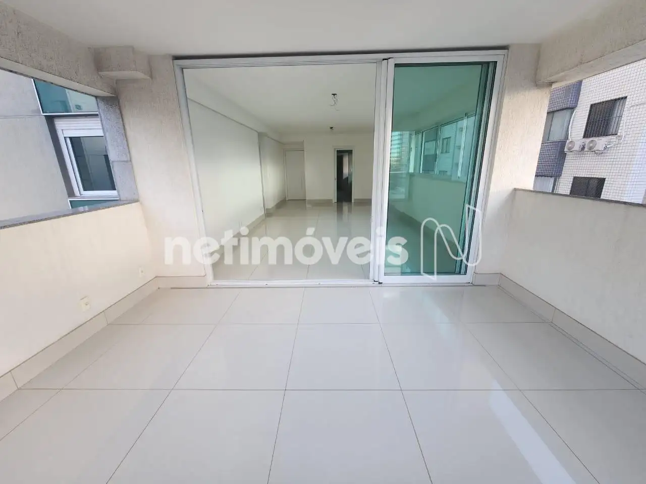 Varanda e sala de estar e jantar ao fundo