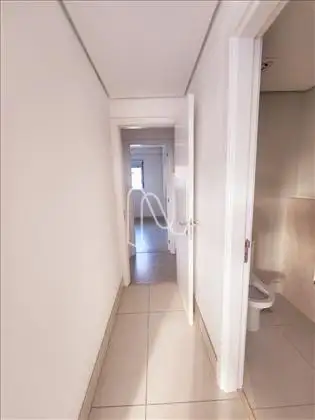 Corredor e lavabo à direita