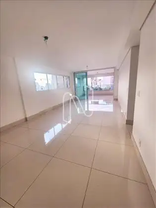 Sala de estar e jantar com varanda ao fundo