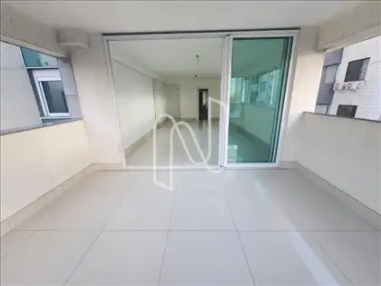 Varanda e sala de estar e jantar ao fundo
