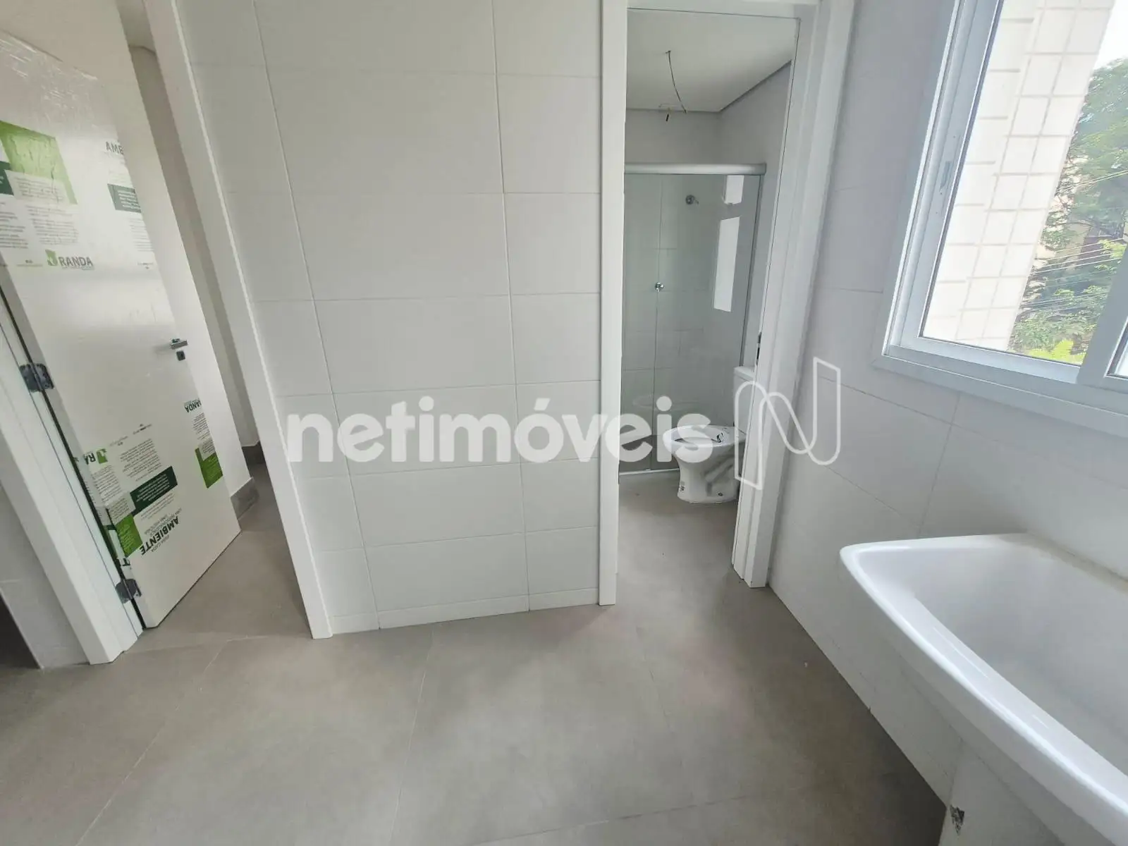 Área de serviço e banheiro de serviço