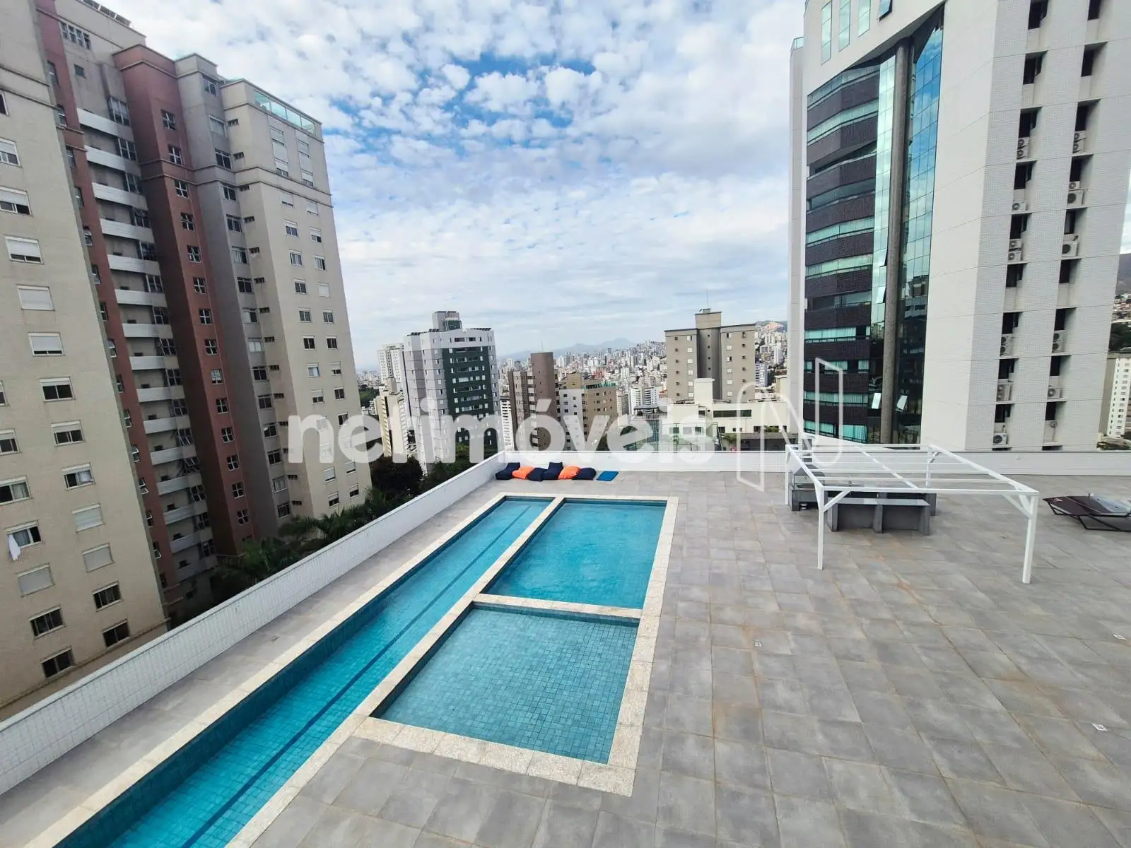 Vista das piscinas e terraço