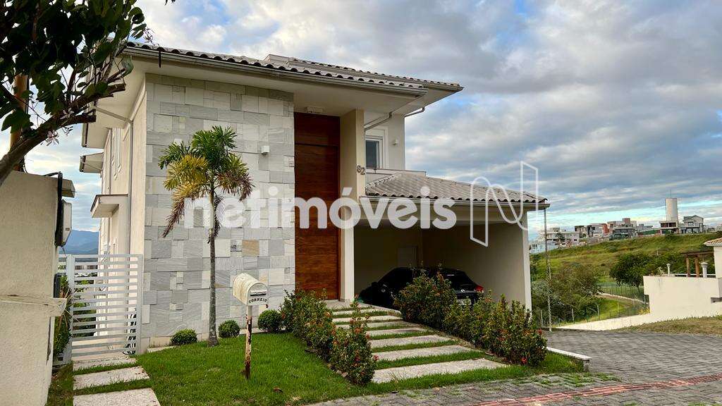 Vista da fachada frontal da casa