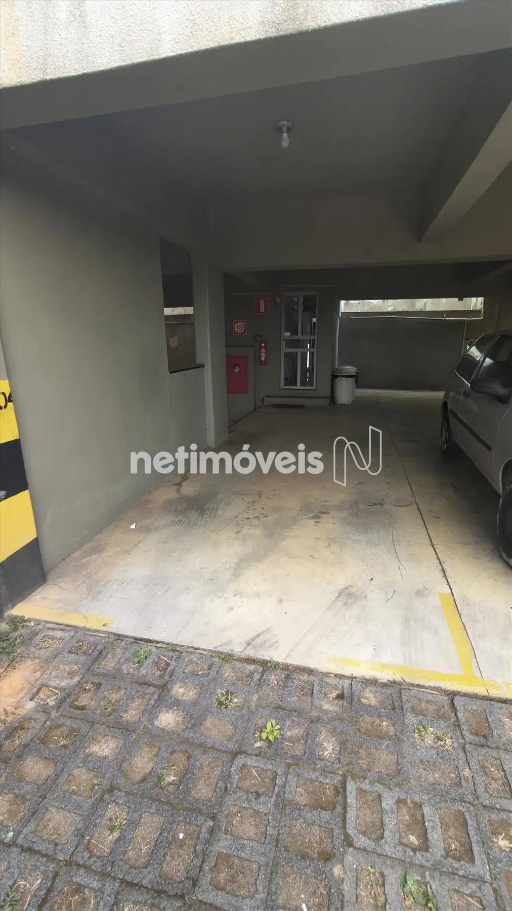 Garagem coberta e livre