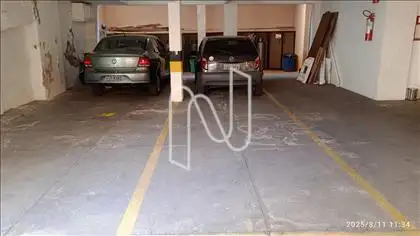 Vista da garagem em linha.