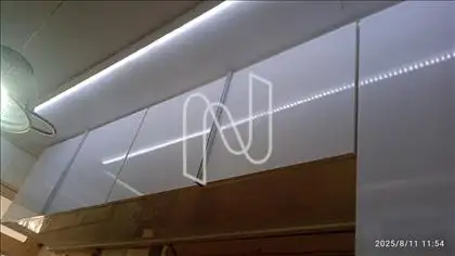 Iluminação especial sob o armário da cozinha.