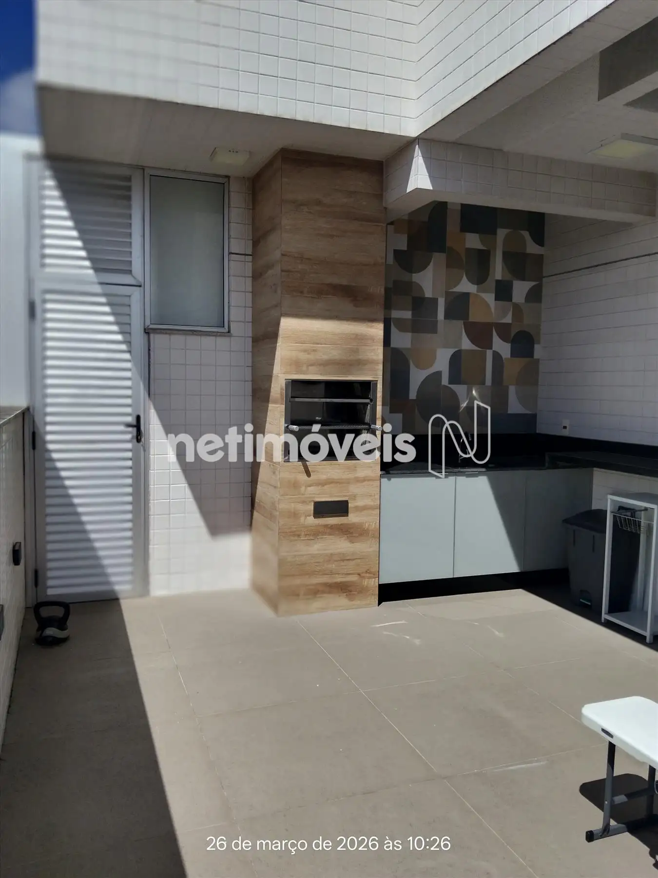 Outro ângulo porta acesso lavanderia.