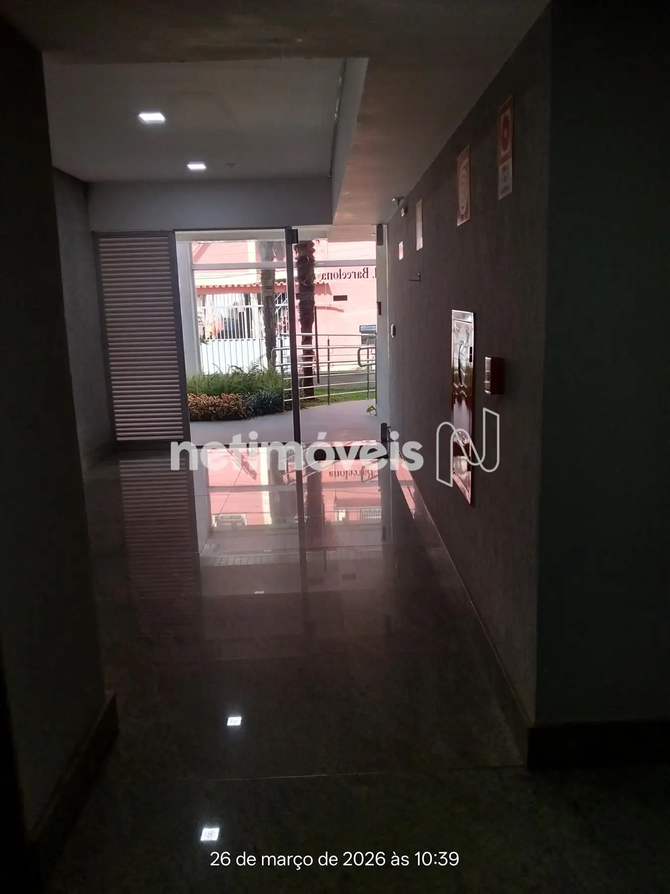 Portaria com vista de dentro para fora.