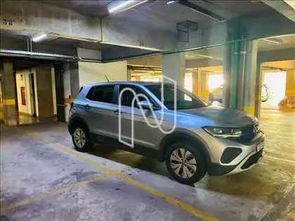 Duas vagas de garagem em linha, sob pilotis.