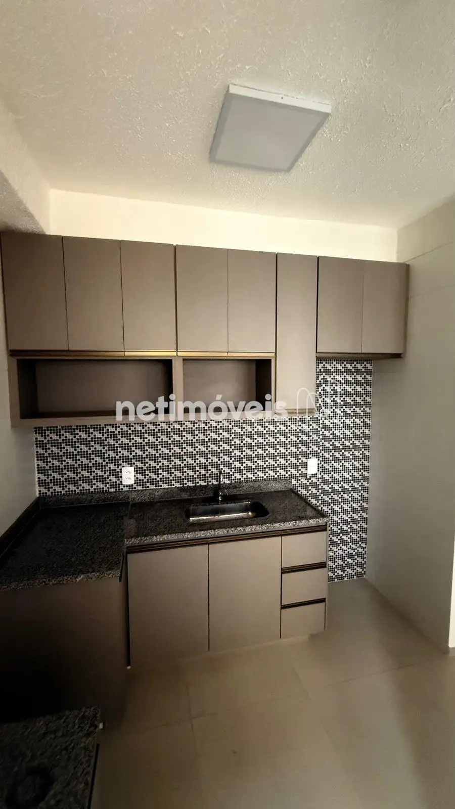  Cozinha com fina marcenaria