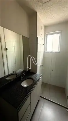  Banheiro com box, espelho e armários