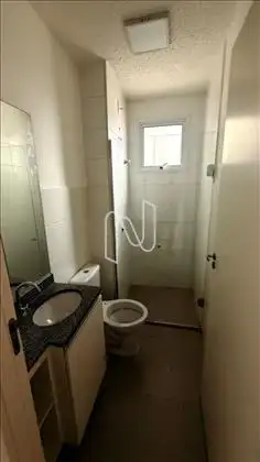 Banheiro com box, espelho e armários 