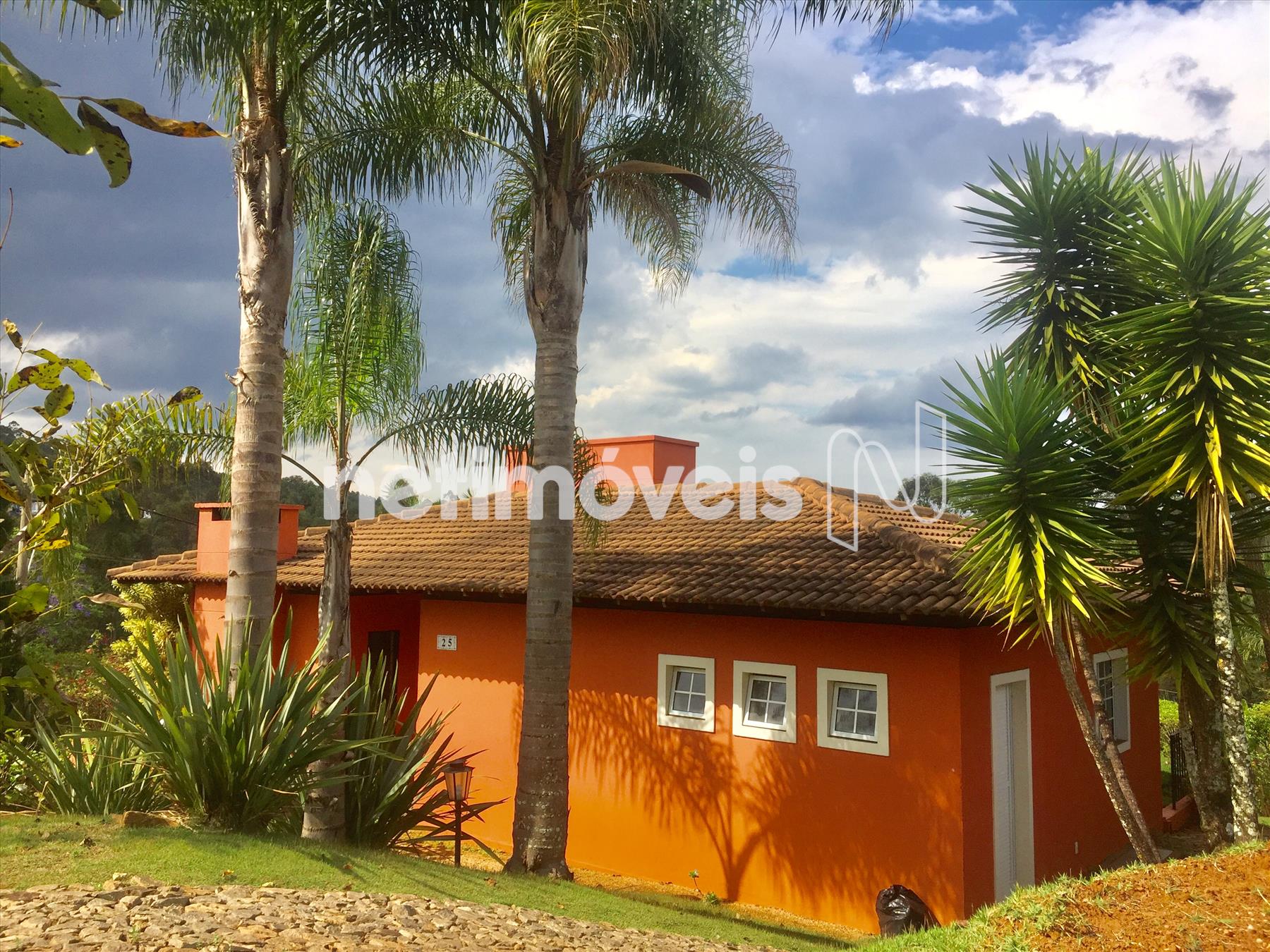 Entrada social e serviço lateral