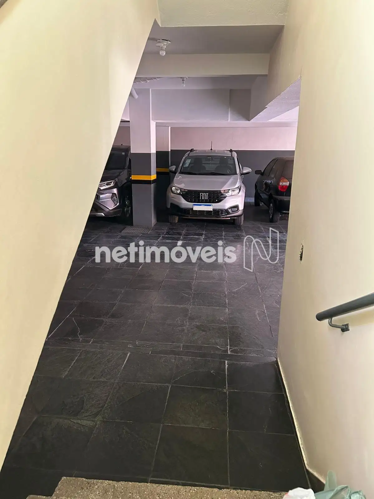 Garagem coberta, livre e demarcada excelente