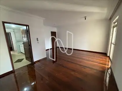 Sala para 2 ambientes com vista da cozinha 