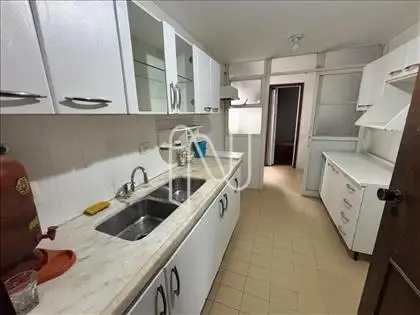 Cozinha com vista da área de serviços 