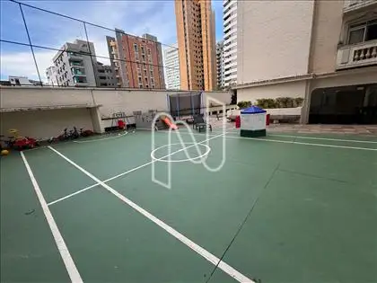 Quadra com playground 